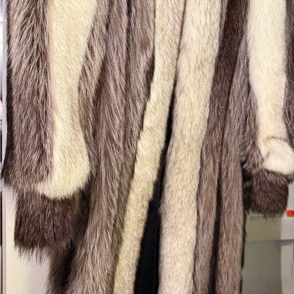 Luxurious Vintage Fox Fur Coat - Picture 7 of 8